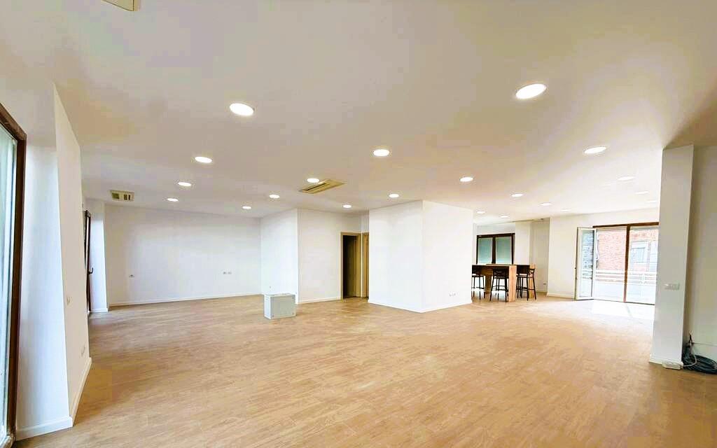 UFFICIO IN AFFITTO OPEN SPACE VICINO ALL'HILTON, VICINO AL COMPLESSO DELIJORGJI!