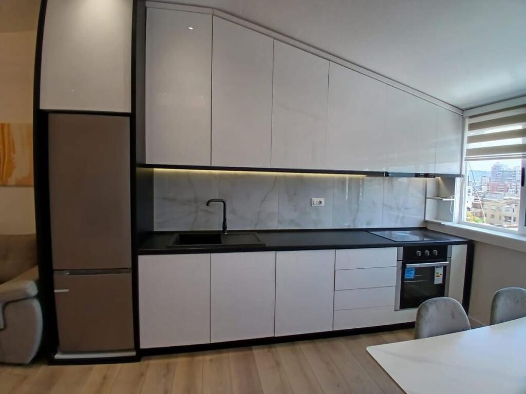 Shitet apartament 1+1