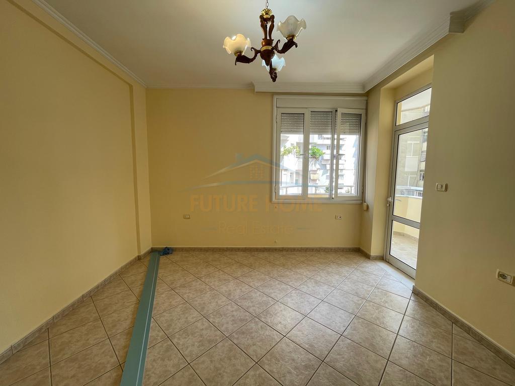 Shitet, Apartament 2+1+2 Komuna e Parisit