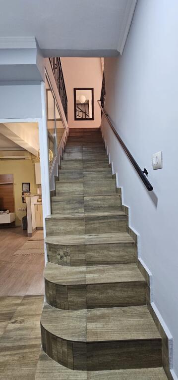 A pochi minuti dalla Medrese, via DIbres, villa arredata su 2 piani in affitto. 700 Euro