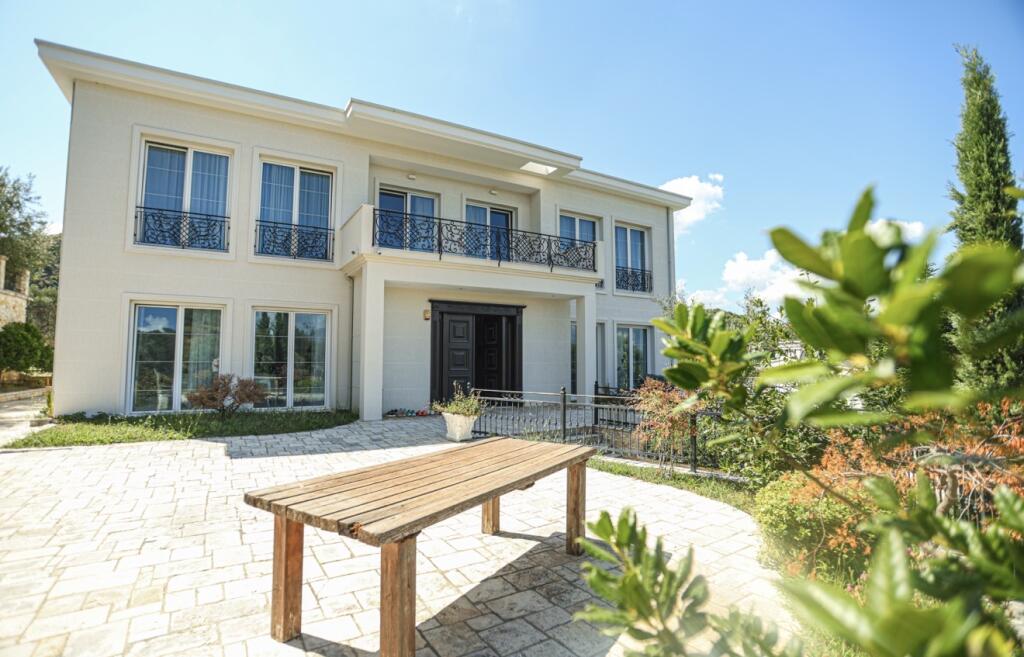 🏡 Villa di Lusso con Piscina Privata in Affitto ‼️