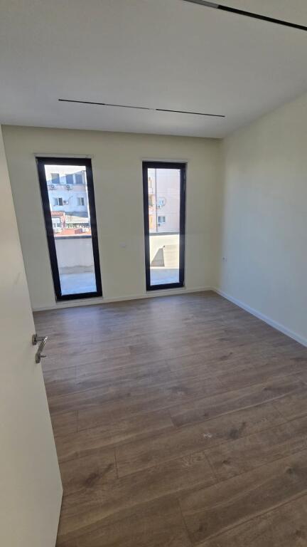 Siri Kodra Shitet Apartamentë 2+1+2 + Verende