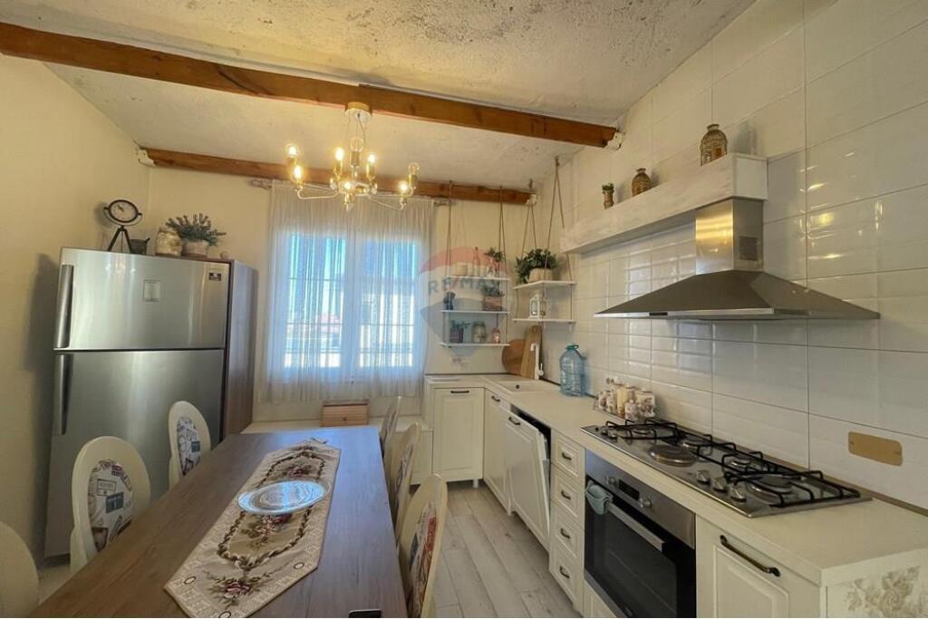 Shitet apartament 2+1 stacioni i trenit