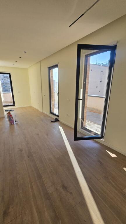 Siri Kodra Shitet Apartamentë 2+1+2 + Verende