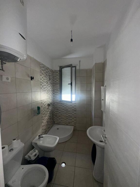 Appartamento in Affitto • 1+1+Balcone • Arredato  • 2° piano con ascensore, palazzo nuovo con amministrazione • Affitto a lungo termine 🏡Hotel Antalya, Spiaggia🏡 • 300€ ✅ __________________________________ PER ULTERIORI INFORMAZIONI👇 ENDRI CANI  Whatsapp/viber •INSTAGRAM: @endricani_goldkey_realestate •Facebook: Endri Gold Key RealEstate ■Indirizzo: Ufficio: Via Aleksander Goga Accanto a EHW Durres  Ufficio: Via Egnatia Centro Durres Ufficio: Quartiere 13, Spiaggia Durres