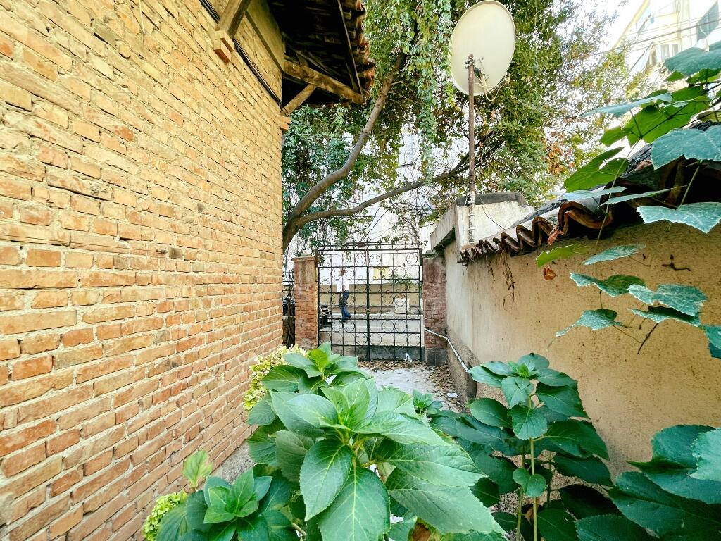 Tasse incluse!!!! Casa privata in AFFITTO vicino a Piazza "Skenderbej" nei vicoli tra il Ristorante "Piazza" e la via "Fortuzi"