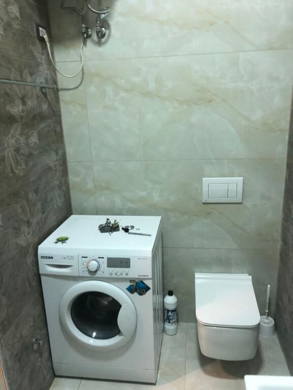 🏠 Jepet me Qira - Apartament 1+1 në Pazarin e Ri,