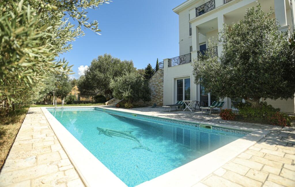🏡 Villa di Lusso con Piscina Privata in Affitto ‼️