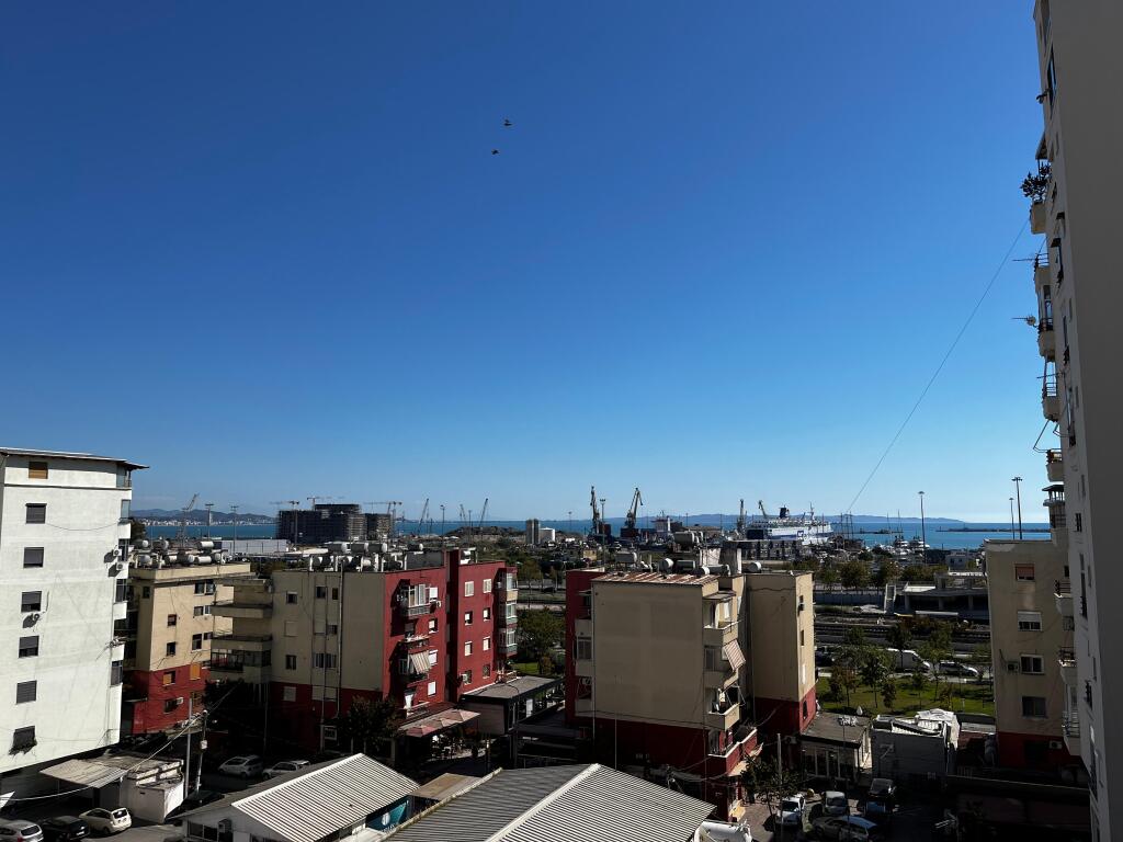 Affitasi apartamento 2+1 vicino alla Stazione del Treno Durazzo
