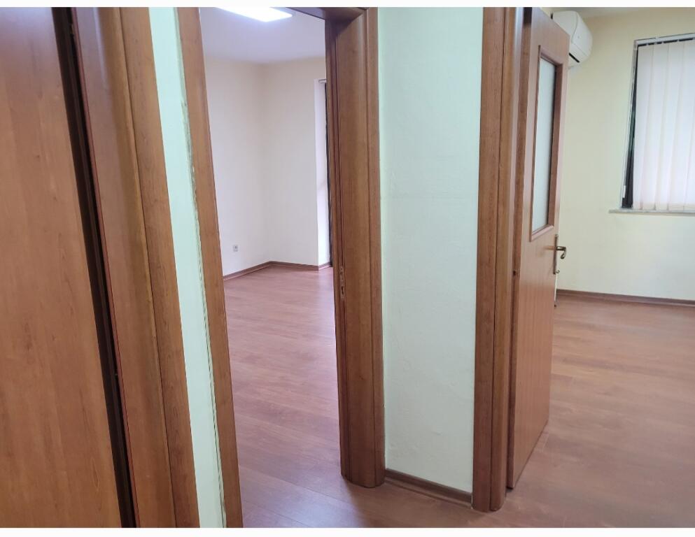 Jepet  me qera   apartament 2+1 ne zemër te bllokut  
