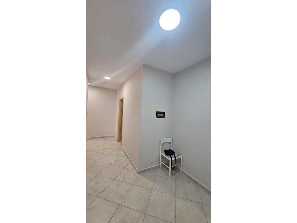 Apartament 2+1 për Shitje tek Vila e Zogut , Durres ! 138,000 € Sip. Totale  107m2  Sip. e brendshme  98m2  Dhomat e gjumit  2  Kati 2  Statusi  I Perdorur  Lloji  Apartament  Gjysme i mobiluar  Shikime:19  Ka hipoteke: Po  Në dispozicion  Përshkrim Apartamenti ndodhet tek Vila e Zogut ,në katin e dytë të një pallati të ri dhe ka sipërfaqe neto 97.5 m². Përbëhet nga një korridor i gjerë, dy dhoma gjumi, sallon i hapur, një tualet dhe dy ballkone. Prona është e investuar dhe disponon dokumentacion të rregullt hipotekor.  Për më shumë informacion ose për një vizitë në pronë, ju lutemi na kontaktoni.  Informacioni i pronës Ashensor: Po