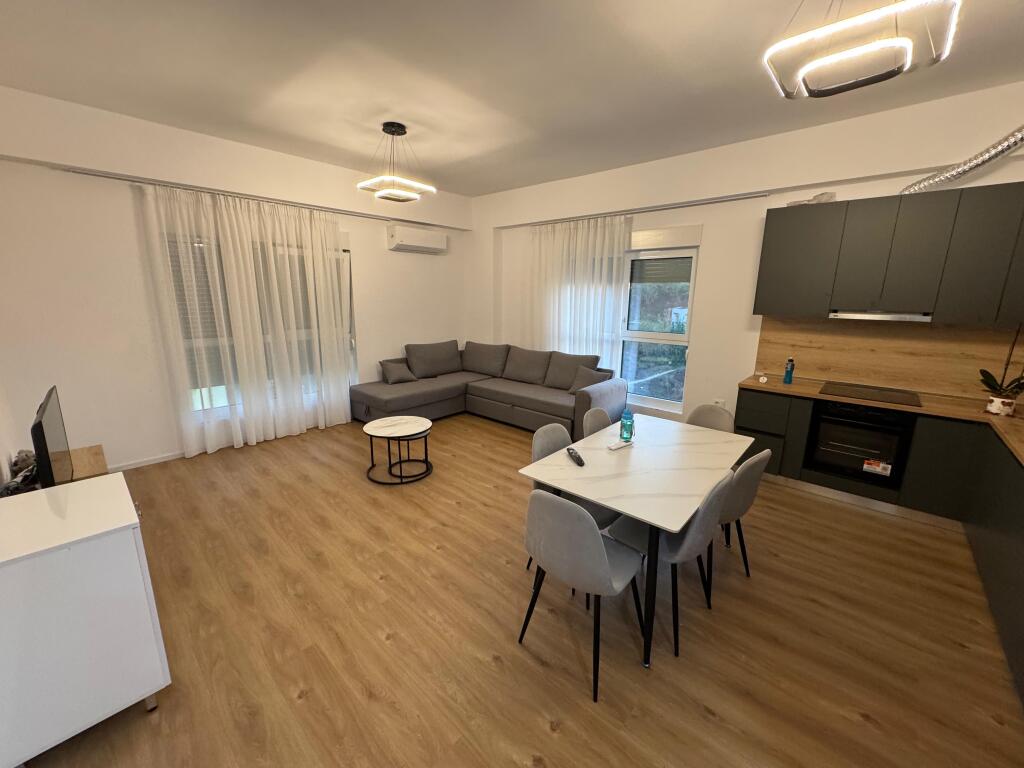Affittasi Appartamento 2+1+2  Indirizzo: Ali demi Kompleksi kaimi  5° piano  Arredato  Superficie 110 m2  Prezzo 55.000 lek al mese