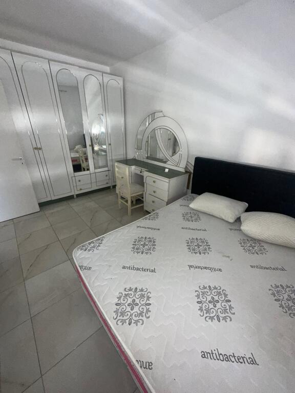 Appartamento in Affitto • 1+1+Balcone • Arredato  • 2° piano con ascensore, palazzo nuovo con amministrazione • Affitto a lungo termine 🏡Hotel Antalya, Spiaggia🏡 • 300€ ✅ __________________________________ PER ULTERIORI INFORMAZIONI👇 ENDRI CANI  Whatsapp/viber •INSTAGRAM: @endricani_goldkey_realestate •Facebook: Endri Gold Key RealEstate ■Indirizzo: Ufficio: Via Aleksander Goga Accanto a EHW Durres  Ufficio: Via Egnatia Centro Durres Ufficio: Quartiere 13, Spiaggia Durres