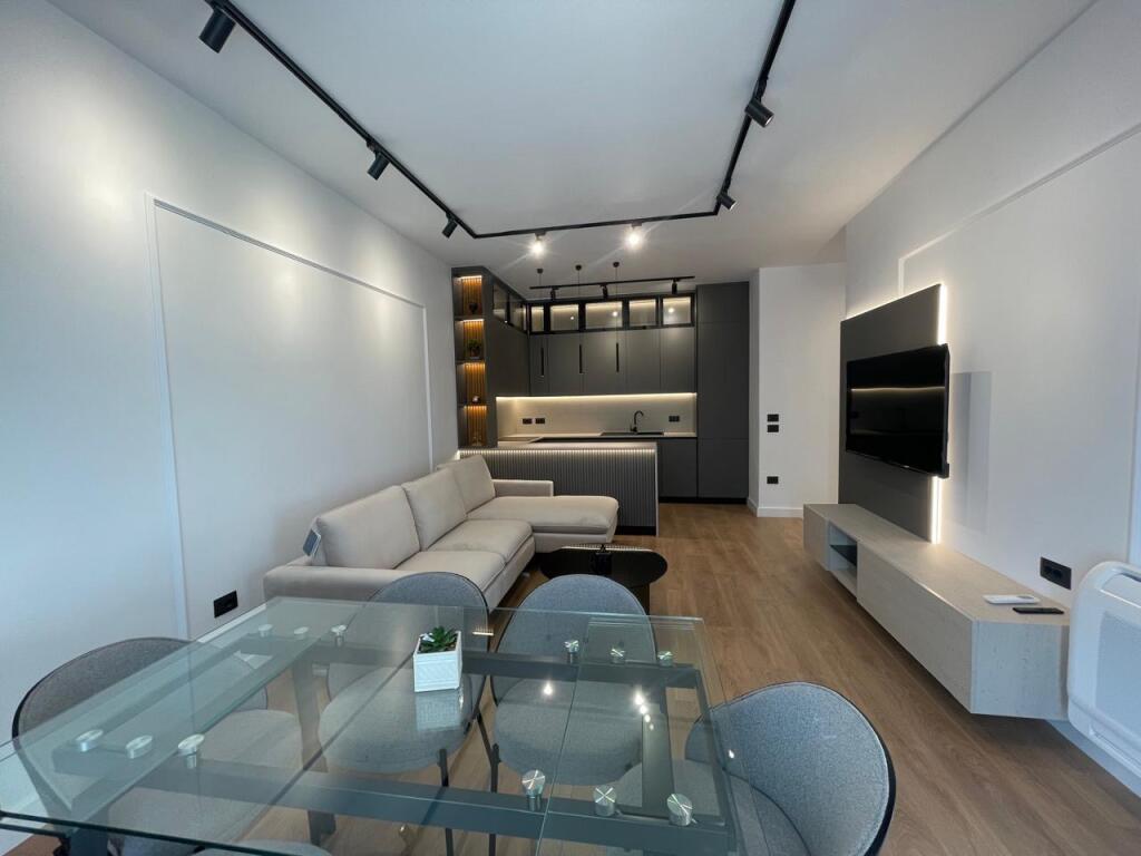 Apartament 2+1 ne shitje, Perballe UET