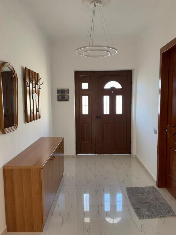 🏠Nella zona di Sauk, vicino al Club Cinco Cavalli, si affitta il terzo piano di una villa 2+1, arredato 60.000 Leke