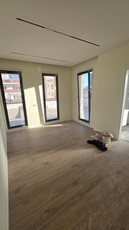 Siri Kodra Shitet Apartamentë 2+1+2 + Verende
