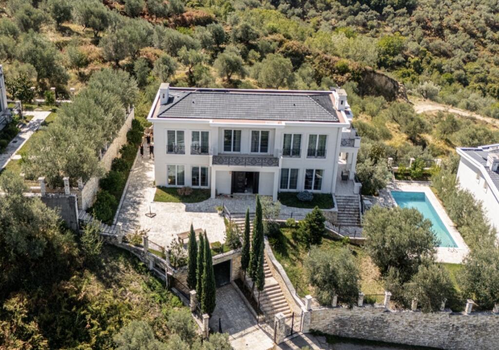 🏡 Villa di Lusso con Piscina Privata in Affitto ‼️