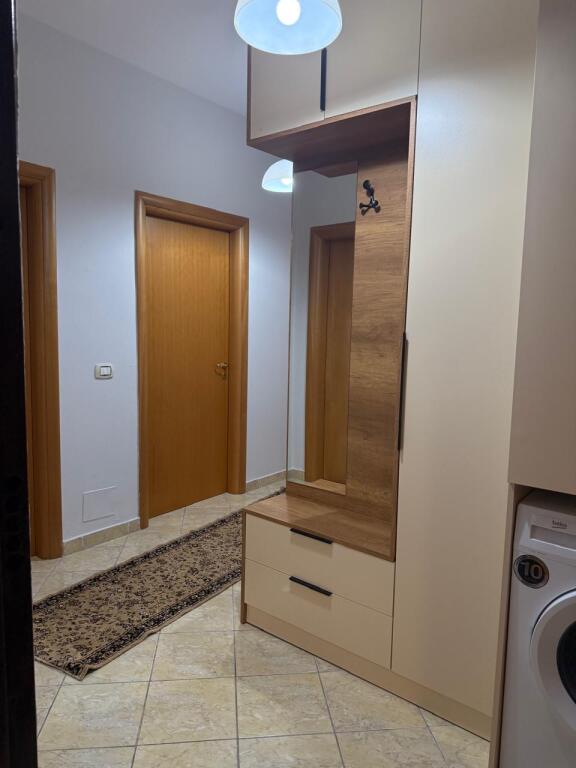 🏢Nella zona di 21 Dhjetori, dietro l'Hotel Mondial, si affitta un appartamento arredato 2+1, 65.000 Leke   