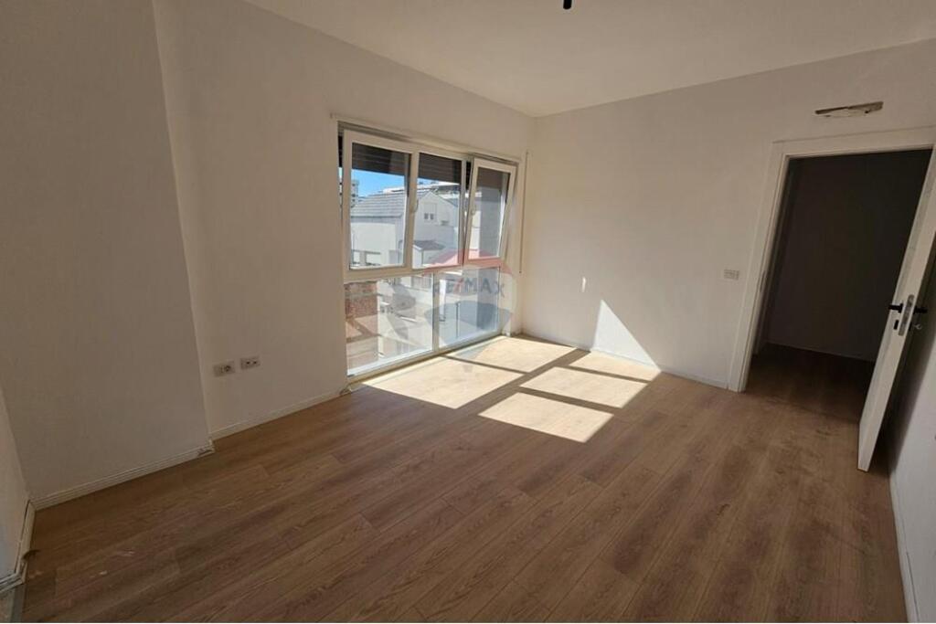 Office for rent at Pazari I Ri !