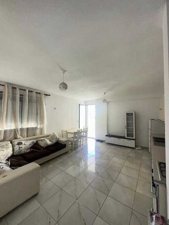 Appartamento in Affitto • 1+1+Balcone • Arredato  • 2° piano con ascensore, palazzo nuovo con amministrazione • Affitto a lungo termine 🏡Hotel Antalya, Spiaggia🏡 • 300€ ✅ __________________________________ PER ULTERIORI INFORMAZIONI👇 ENDRI CANI  Whatsapp/viber •INSTAGRAM: @endricani_goldkey_realestate •Facebook: Endri Gold Key RealEstate ■Indirizzo: Ufficio: Via Aleksander Goga Accanto a EHW Durres  Ufficio: Via Egnatia Centro Durres Ufficio: Quartiere 13, Spiaggia Durres
