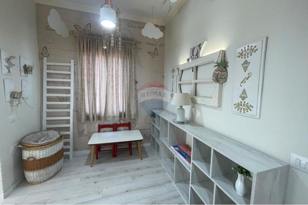 Shitet apartament 2+1 stacioni i trenit