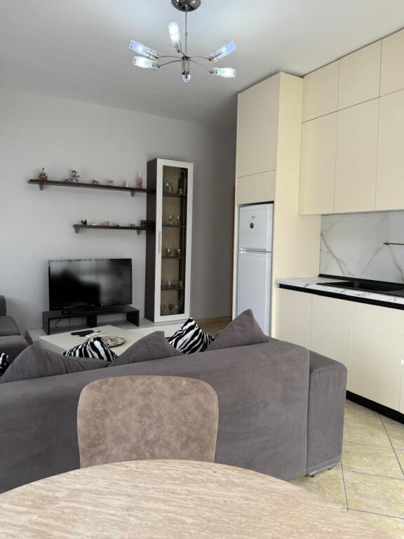 🏢Nella zona di 21 Dhjetori, dietro l'Hotel Mondial, si affitta un appartamento arredato 2+1, 65.000 Leke   