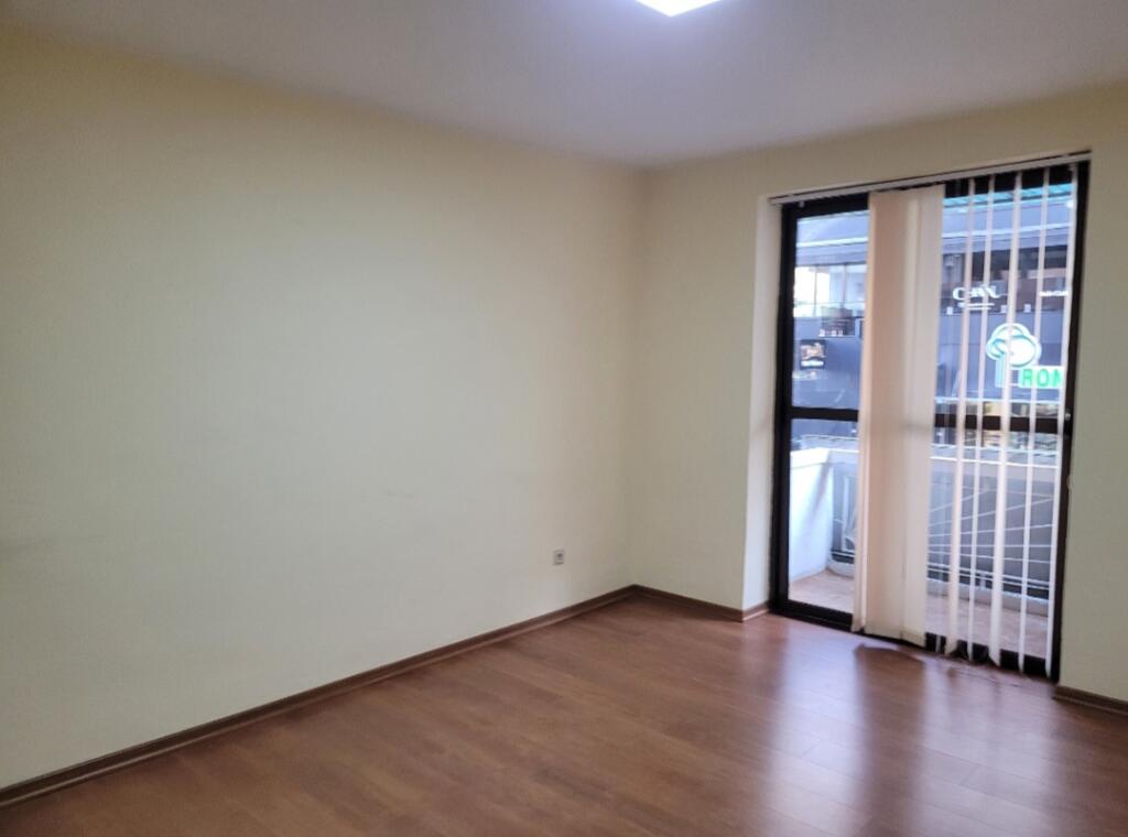 Jepet  me qera   apartament 2+1 ne zemër te bllokut  