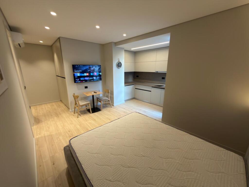 🏙️ In vendita 3 appartamenti simili 📍 Pazari i Ri, dietro “Neptun”  🏢 2° piano | Con ascensore 📐 128 m² lordi / 111,5 m² netti 🛋️ Ambiente spazioso, diviso in 3 appartamenti 🏗️ Nuovo edificio, a soli 100 metri dal centro di Tirana 📑 Con ipoteca  💶 Prezzo: 365.000 €