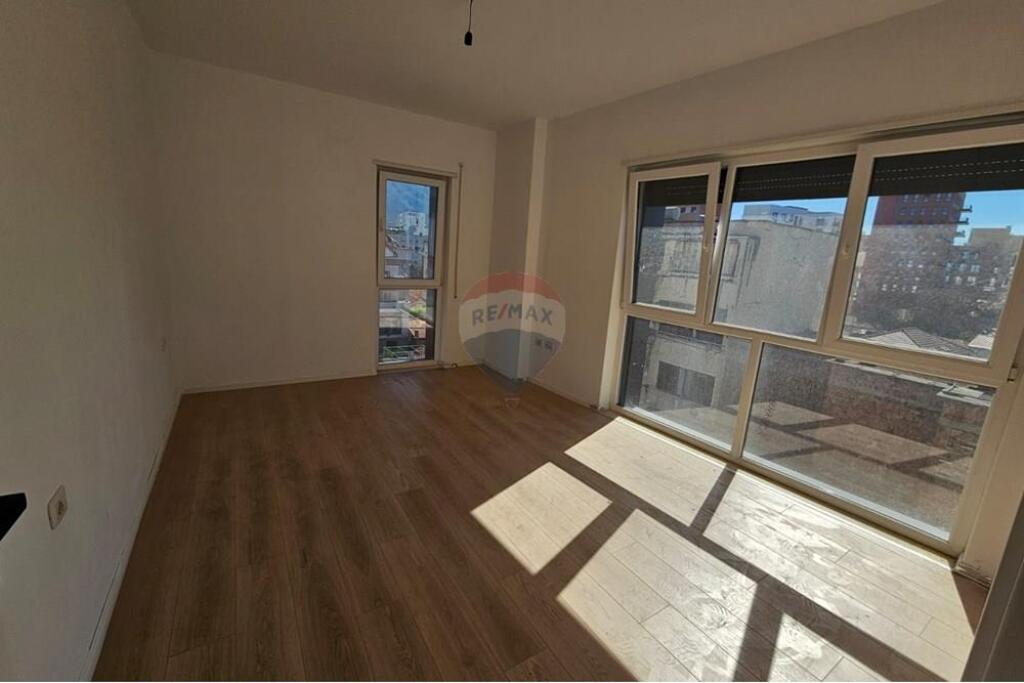 Office for rent at Pazari I Ri !