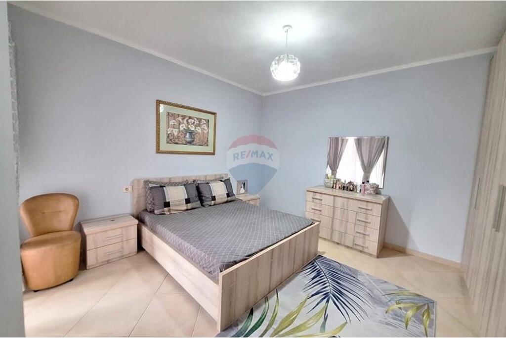 Shitet Apartament 3+1+2 në Zonën e Astirit
