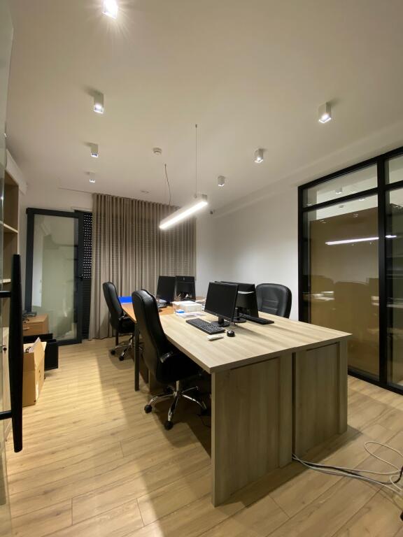 🏢 Locale Ufficio in Affitto, Via Barrikadave