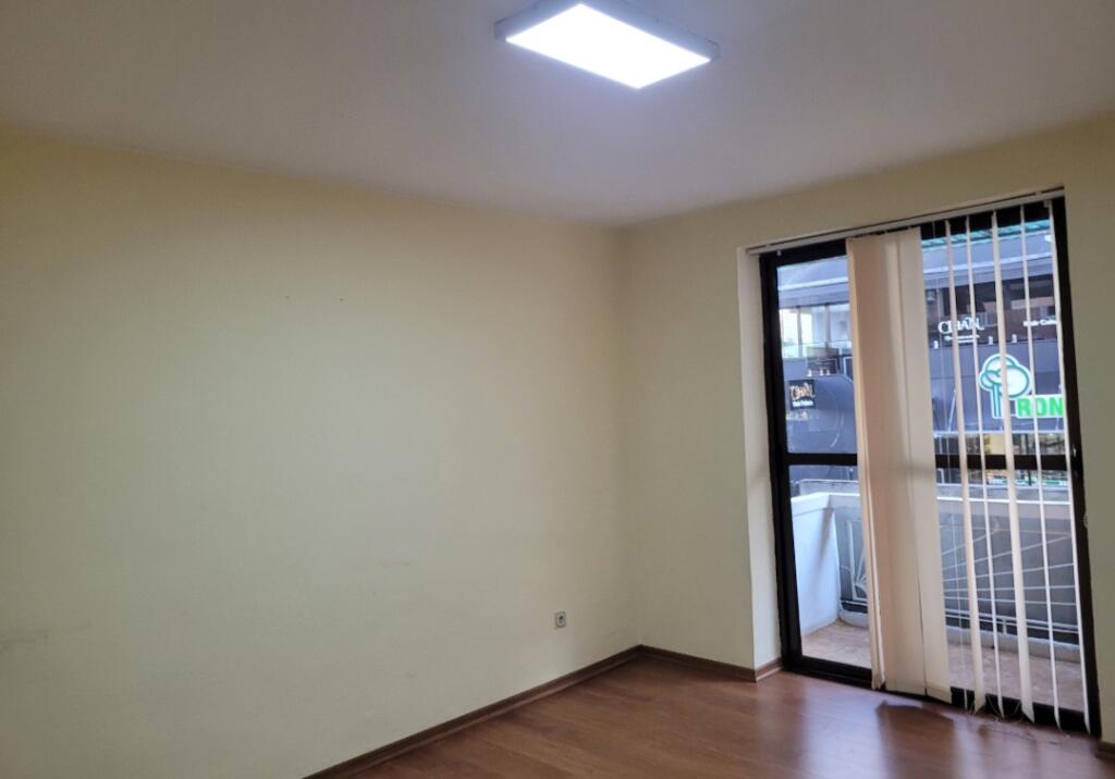 Jepet  me qera   apartament 2+1 ne zemër te bllokut  