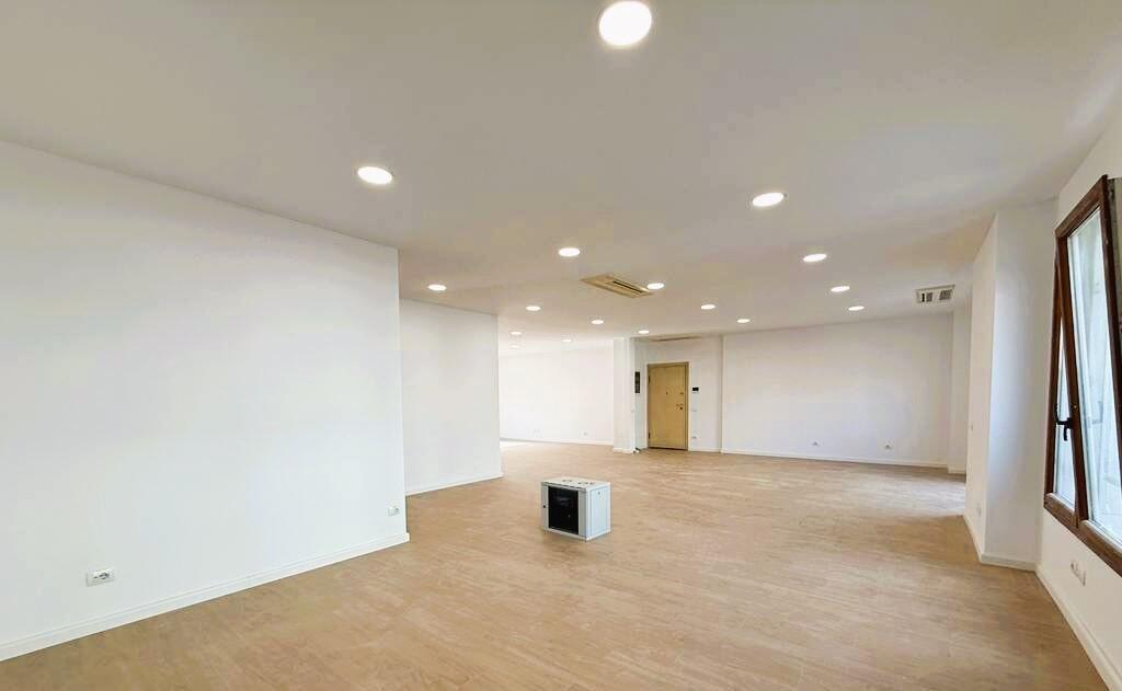 UFFICIO IN AFFITTO OPEN SPACE VICINO ALL'HILTON, VICINO AL COMPLESSO DELIJORGJI!