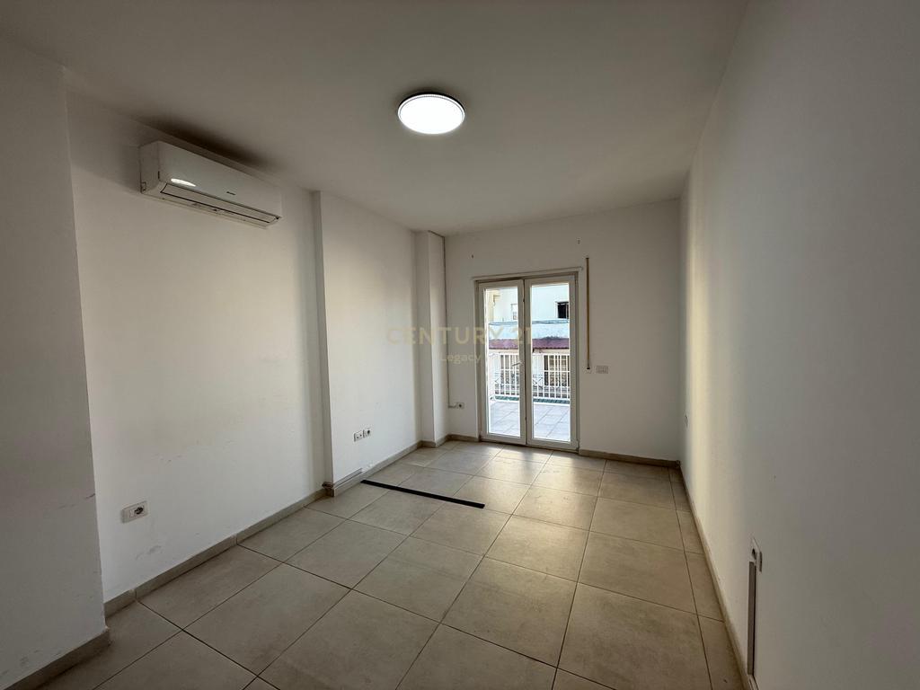 Appartamento 2+1+2 in Affitto in Via Barrikadave, Tirana