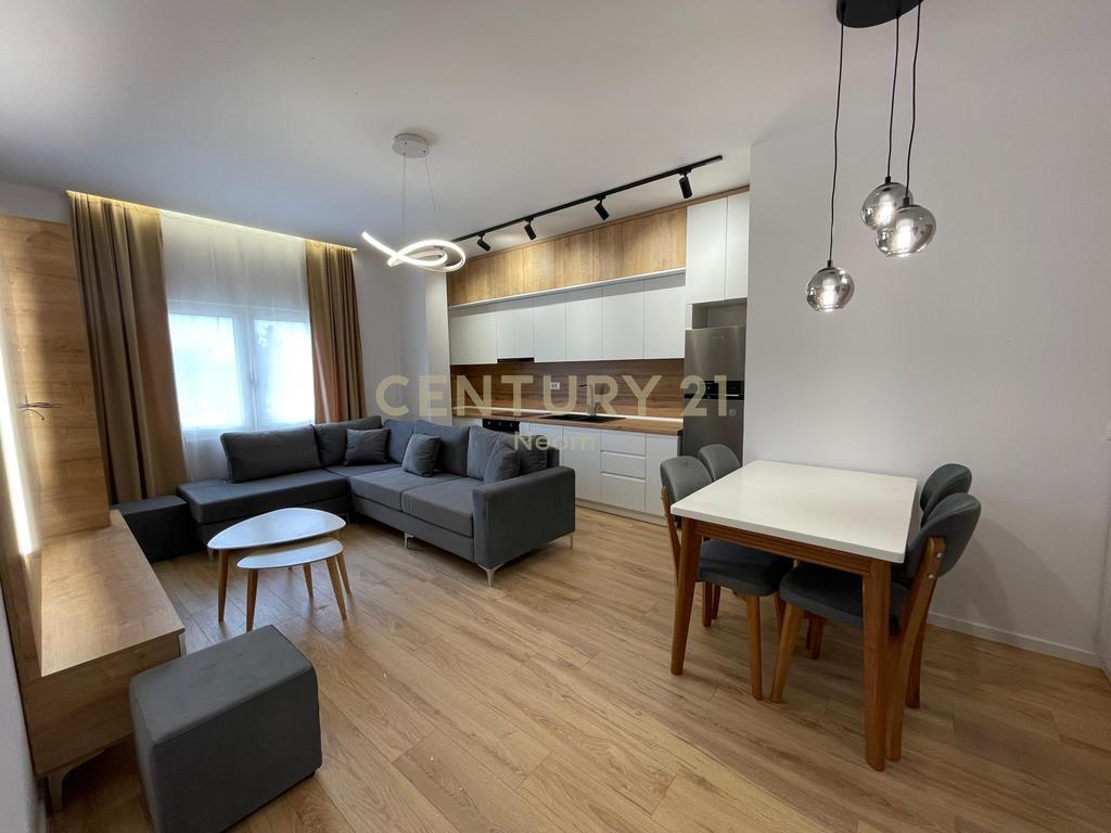 AFFITTASI PIANO DI UNA VILLA A KOMBINAT! 500 € /Mese
