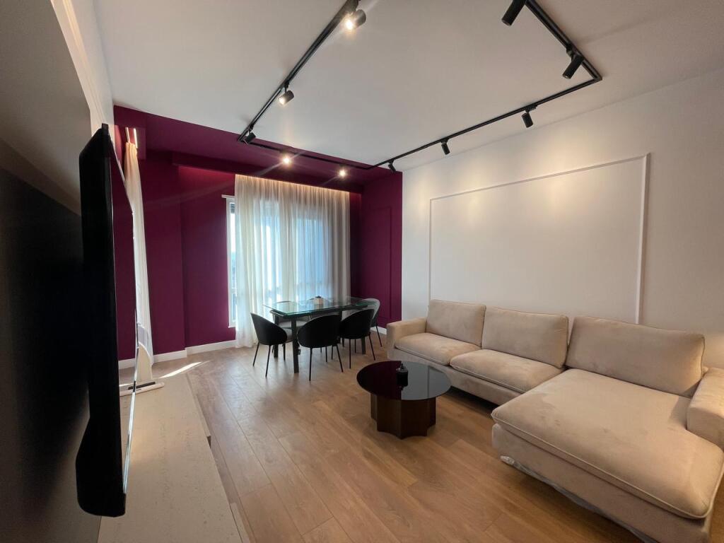 Apartament 2+1 ne shitje, Perballe UET
