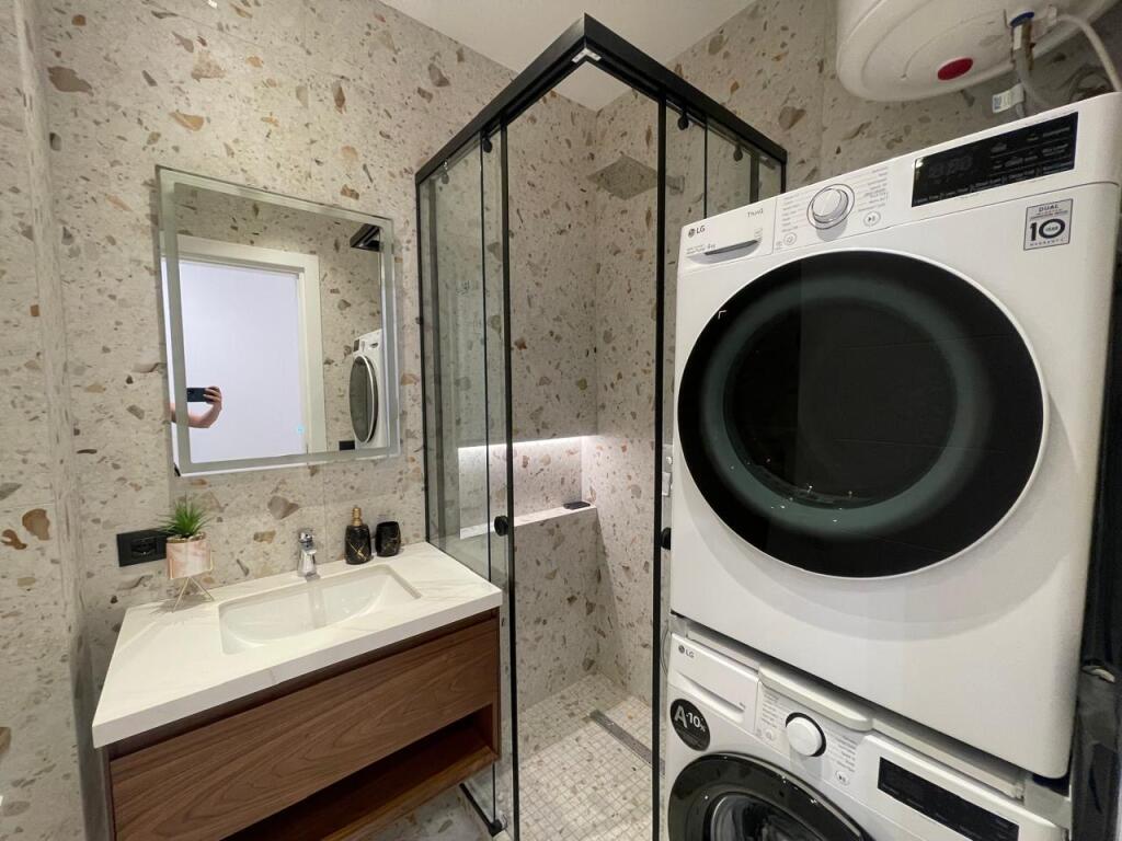 Apartament 2+1 ne shitje, Perballe UET