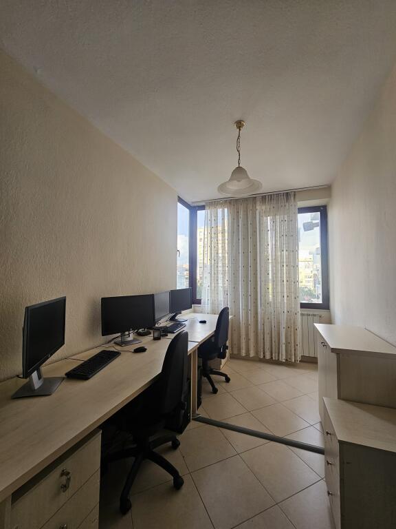 Appartamento in affitto per ufficio Diviso in 3 ambienti di lavoro cucina separata Ideale per ogni tipo di attività