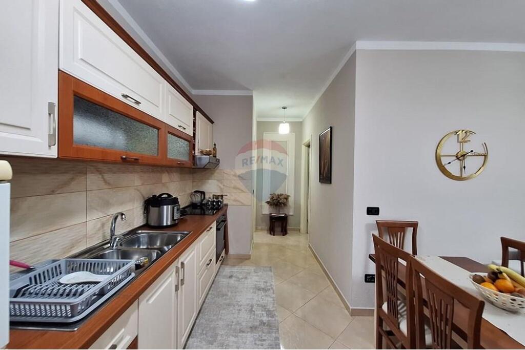 Shitet Apartament 3+1+2 në Zonën e Astirit