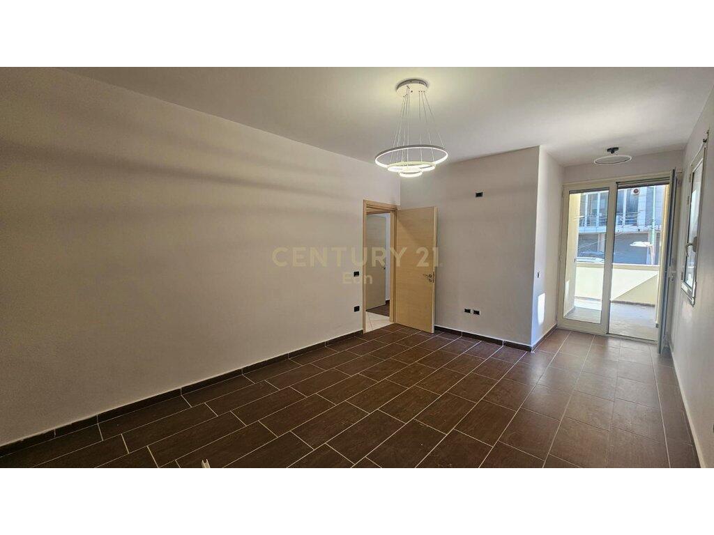 Apartament 2+1 për Shitje tek Vila e Zogut , Durres ! 138,000 € Sip. Totale  107m2  Sip. e brendshme  98m2  Dhomat e gjumit  2  Kati 2  Statusi  I Perdorur  Lloji  Apartament  Gjysme i mobiluar  Shikime:19  Ka hipoteke: Po  Në dispozicion  Përshkrim Apartamenti ndodhet tek Vila e Zogut ,në katin e dytë të një pallati të ri dhe ka sipërfaqe neto 97.5 m². Përbëhet nga një korridor i gjerë, dy dhoma gjumi, sallon i hapur, një tualet dhe dy ballkone. Prona është e investuar dhe disponon dokumentacion të rregullt hipotekor.  Për më shumë informacion ose për një vizitë në pronë, ju lutemi na kontaktoni.  Informacioni i pronës Ashensor: Po