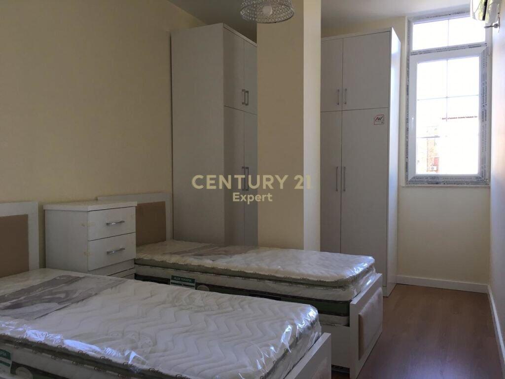 VENDIAMO APPARTAMENTO 1+1 VICINO ALL'HOTEL COLOSSEO, VIA DURRËSIT !!! 140.000 €