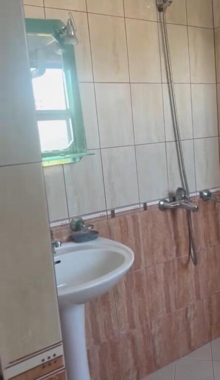 Appartamento 1+1 in affitto, via Siri Kodra vicino all'hotel Meridian  Prezzo: 400 mila leke