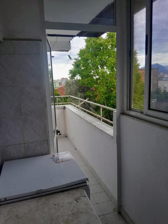 (Pa agjensi - 0 komision) Tirane, apartament me qera 2+1+Aneks+banjo me dritare Kati 4, 45.000 Leke (Ali Demi)