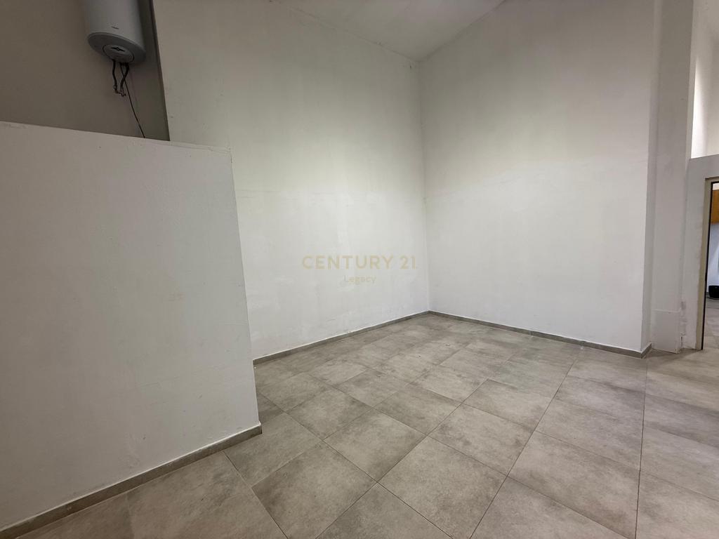 Ambient Komercial Me Qira në Rruga Barrikadave, Tirana 55 m²