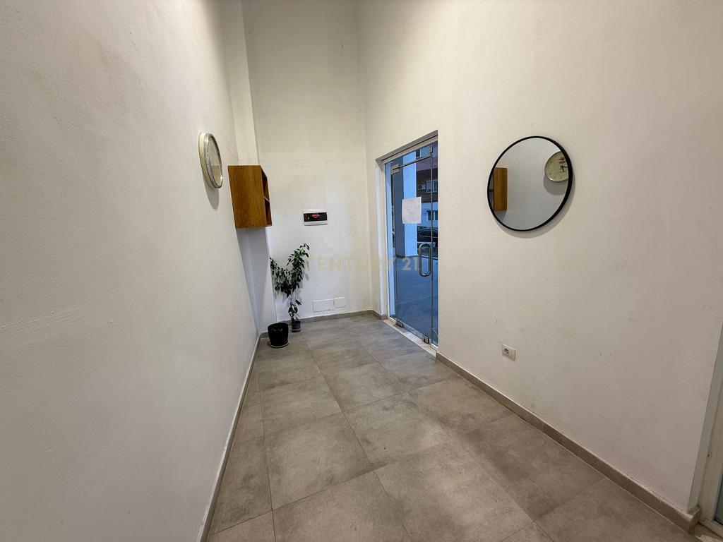 Ambient Komercial Me Qira në Rruga Barrikadave, Tirana 55 m²