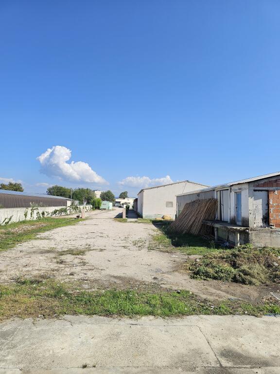 OKAZION  Shitet kapanon në xhafzotaj( Durres)  okazion  Ideale per cdo bisnes  