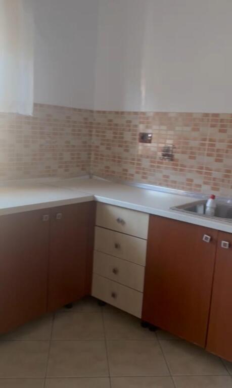 Jepet me qera apartamenti 1+1 , rruga siri kodra prane hotel meridian Cmimi: 400 mije leke