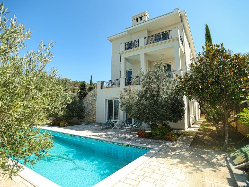 Villa su 3 piani con piscina in affitto!