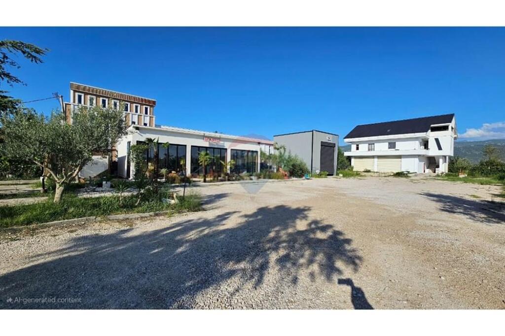Building plus land for sale on the highway in Lac