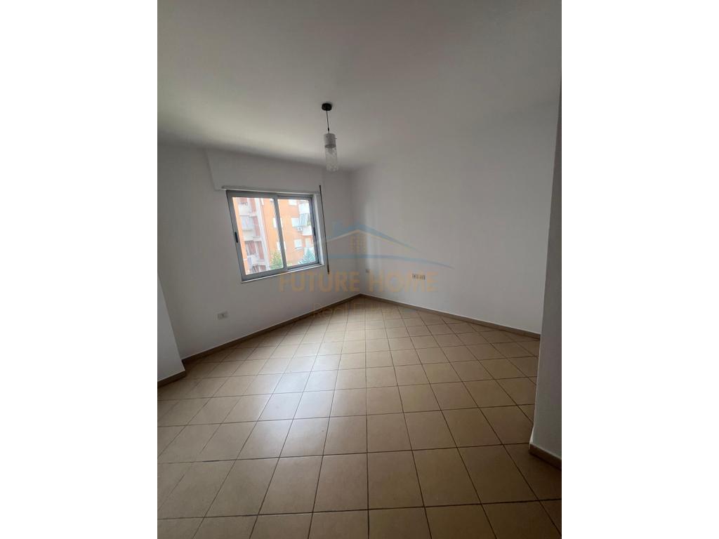 Shitet, Apartament 3+1+2, Rruga e Thesarit, Fresk, Tirane.